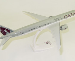 1:200 Boeing 777-3DZ(ER), Qatar Airways, 2010s Colors (Snap-Fit)