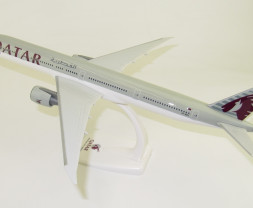 1:200 Boeing 777-3DZ(ER), Qatar Airways, 2010s Colors (Snap-Fit)