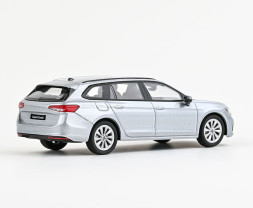 1:43 Škoda Superb IV Combi (2023) – stříbrná Pebble metalíza